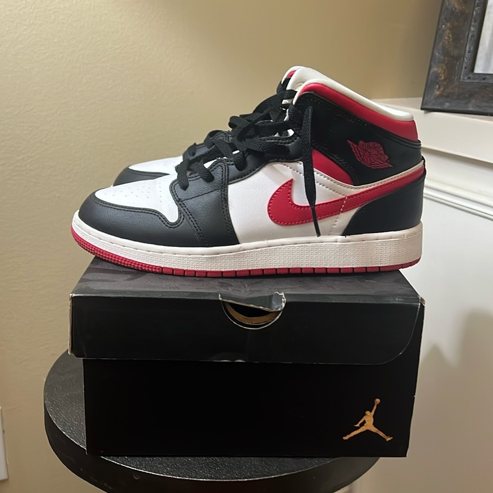 Youth Jordan 1 mids